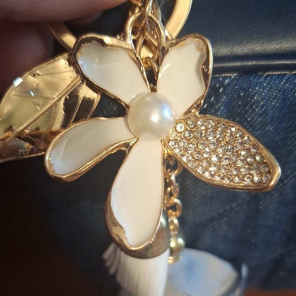 Amazon Essentials Gold and White Flower Keychain - Picture 2 of 6